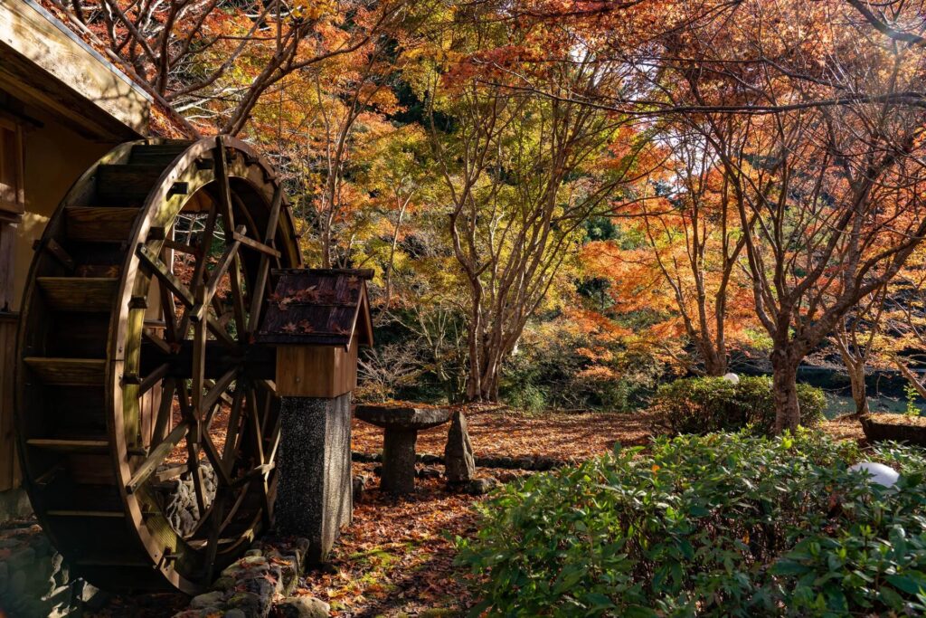 藤枝市の滝ノ谷不動峡の紅葉と水車